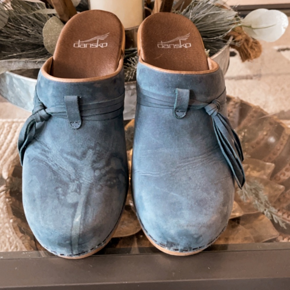Nice slide clogs.
